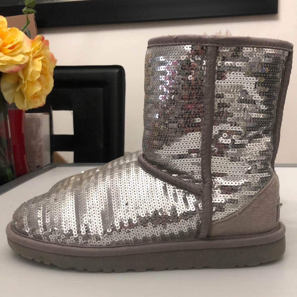 UGG WINTER CLASSIC SHORT II SIVER KIDS-GIRLS SIZE 5